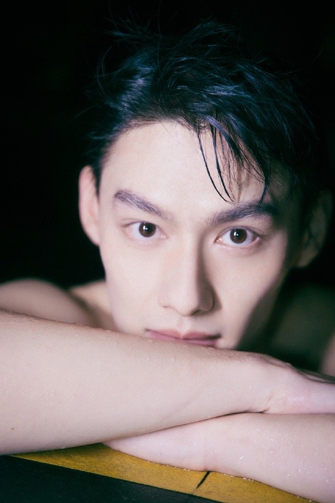 汪卓成泳池大片来啦这个肌肉线条我先斯哈为敬