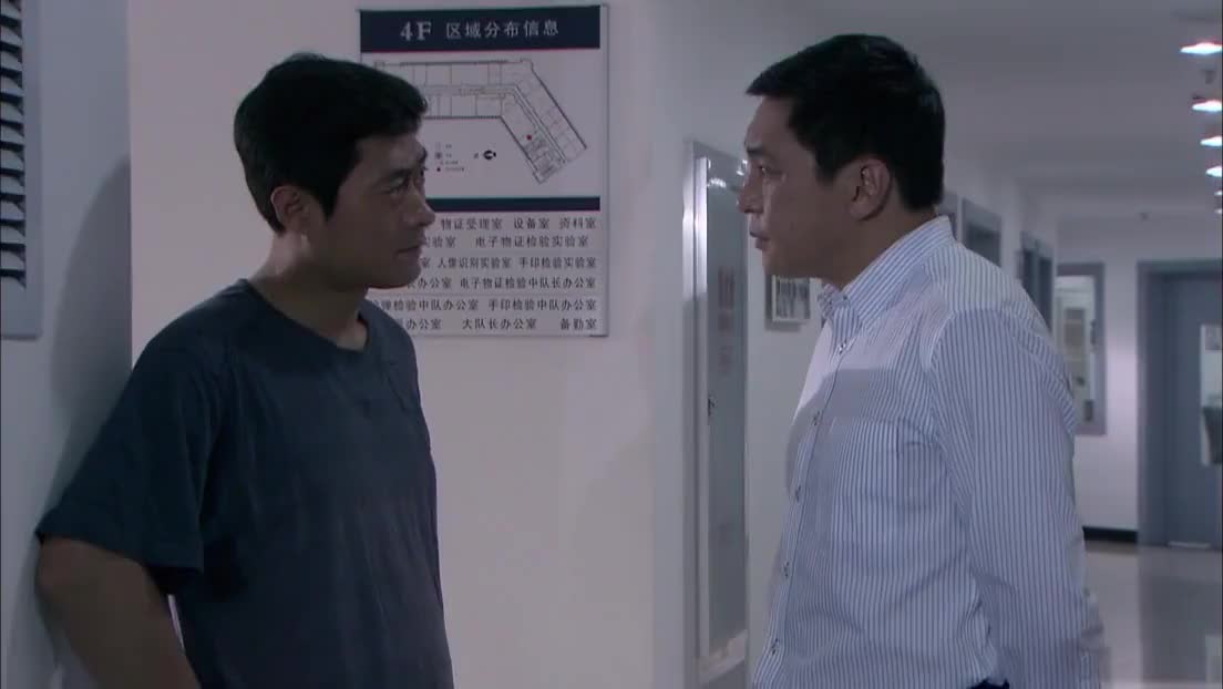 刑警队长喜笑颜开新的线索出现了