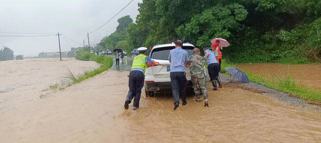 【警徽闪耀抗洪防汛一线】贵州公安：风雨中坚守的“浇”警，致敬最勇敢的“逆行者”休闲区蓝鸢梦想 - Www.slyday.coM