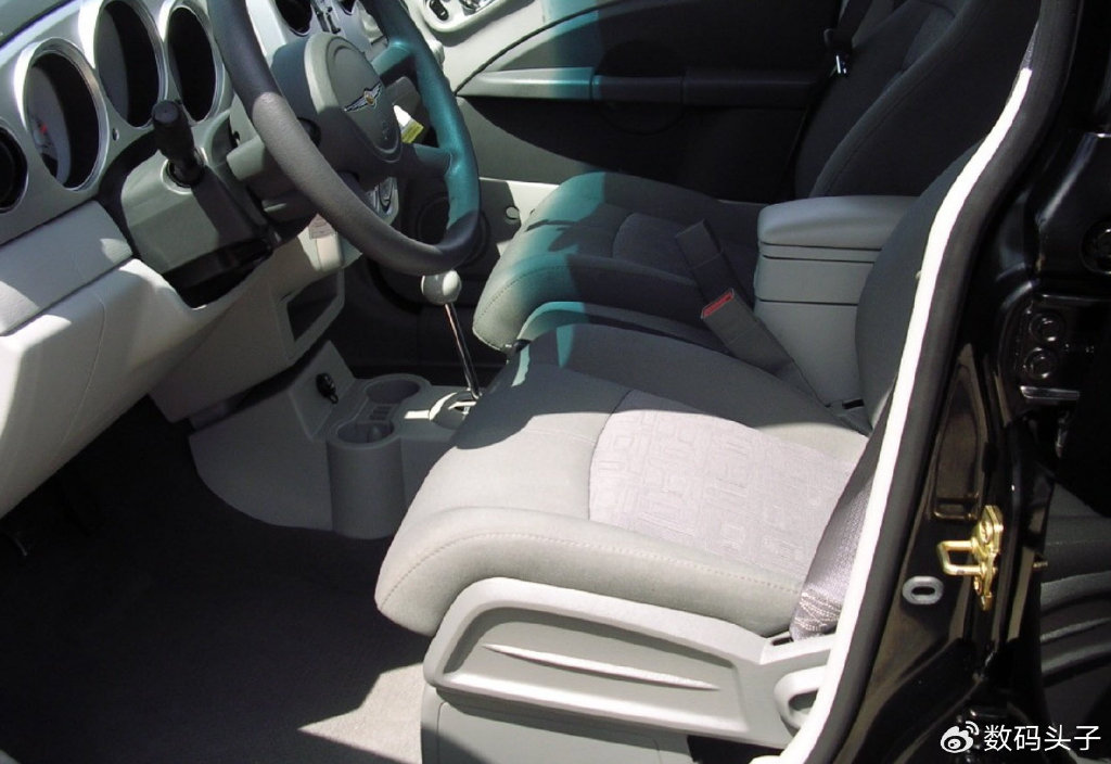 克莱斯勒pt漫步者的内饰可谓新老结合,大量采用圆形装饰,连排挡杆都很