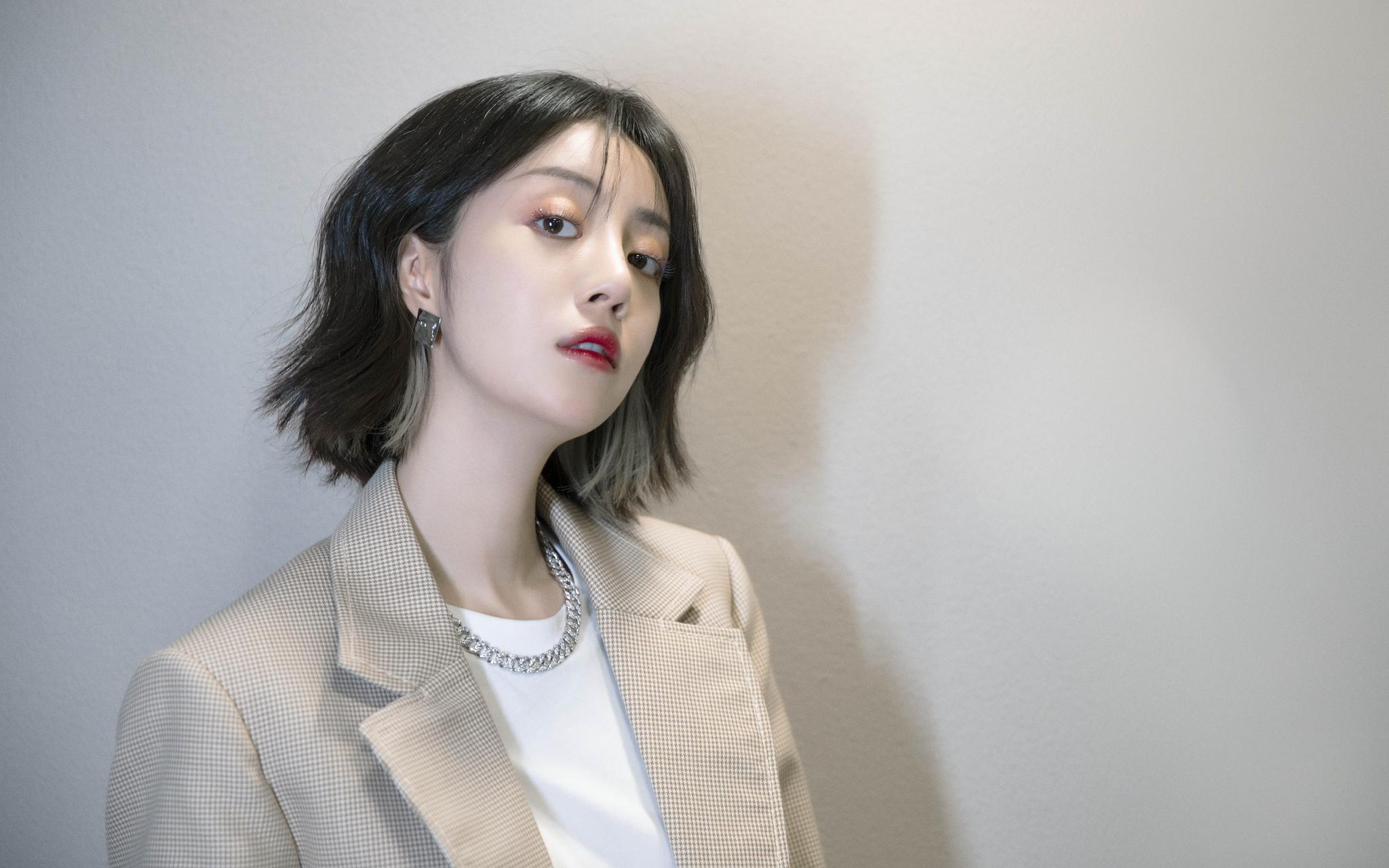 演员李溪芮@李溪芮 曝光一组时尚写真