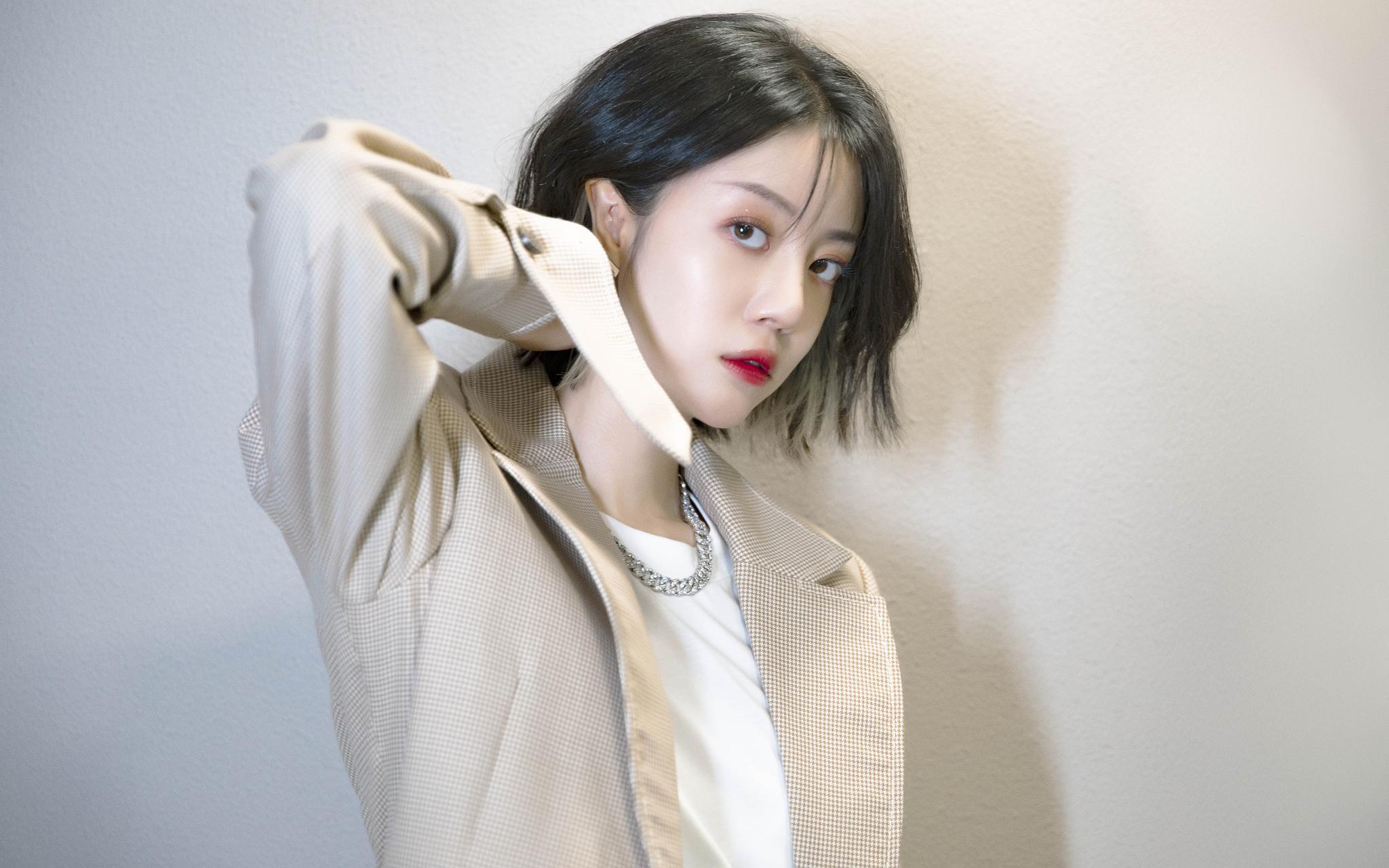 演员李溪芮@李溪芮 曝光一组时尚写真