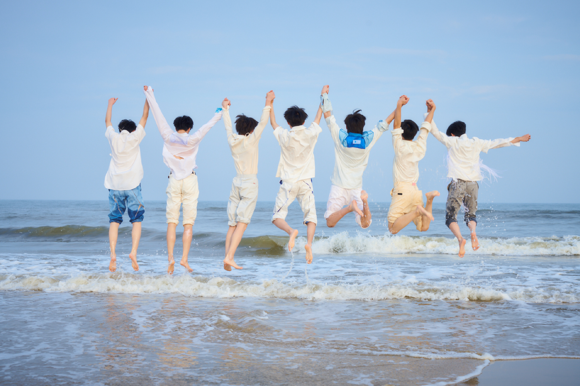 时代少年团海边合影_高清图集_新浪网
