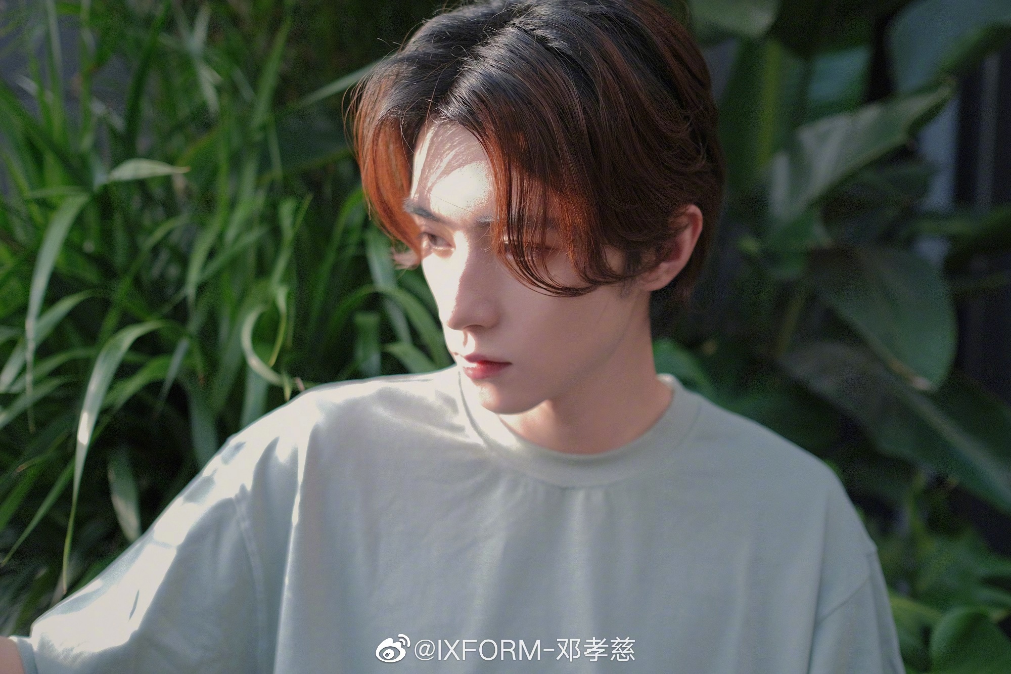 邓孝慈微博更新:8月你好 小慈侧颜太绝了!