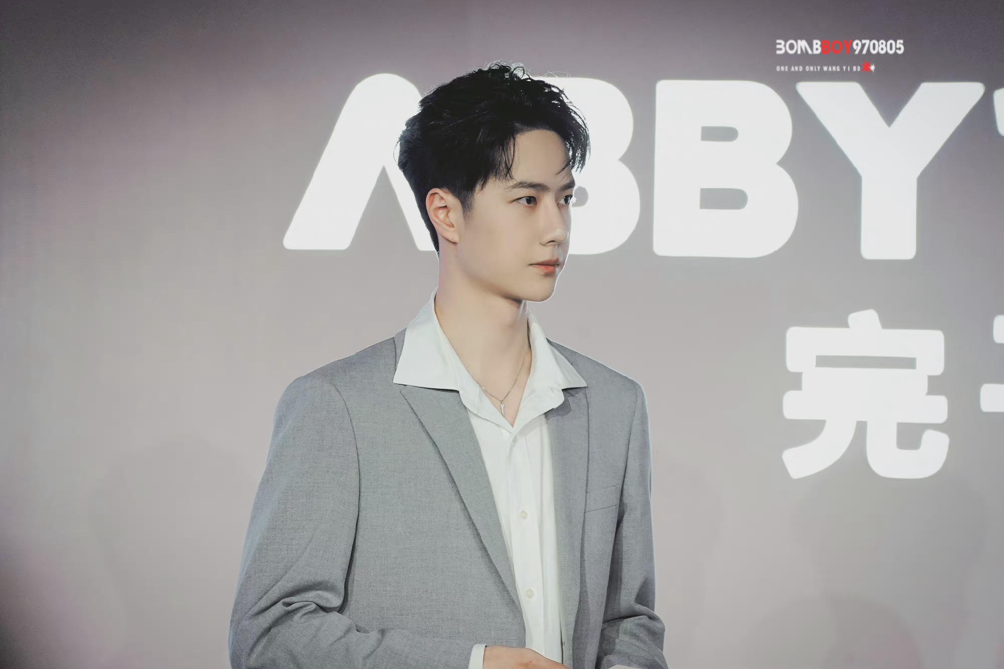 王一博今日活动饭拍图,薄荷绿西装清爽帅气,又酷又奶,好贵气_高清图集