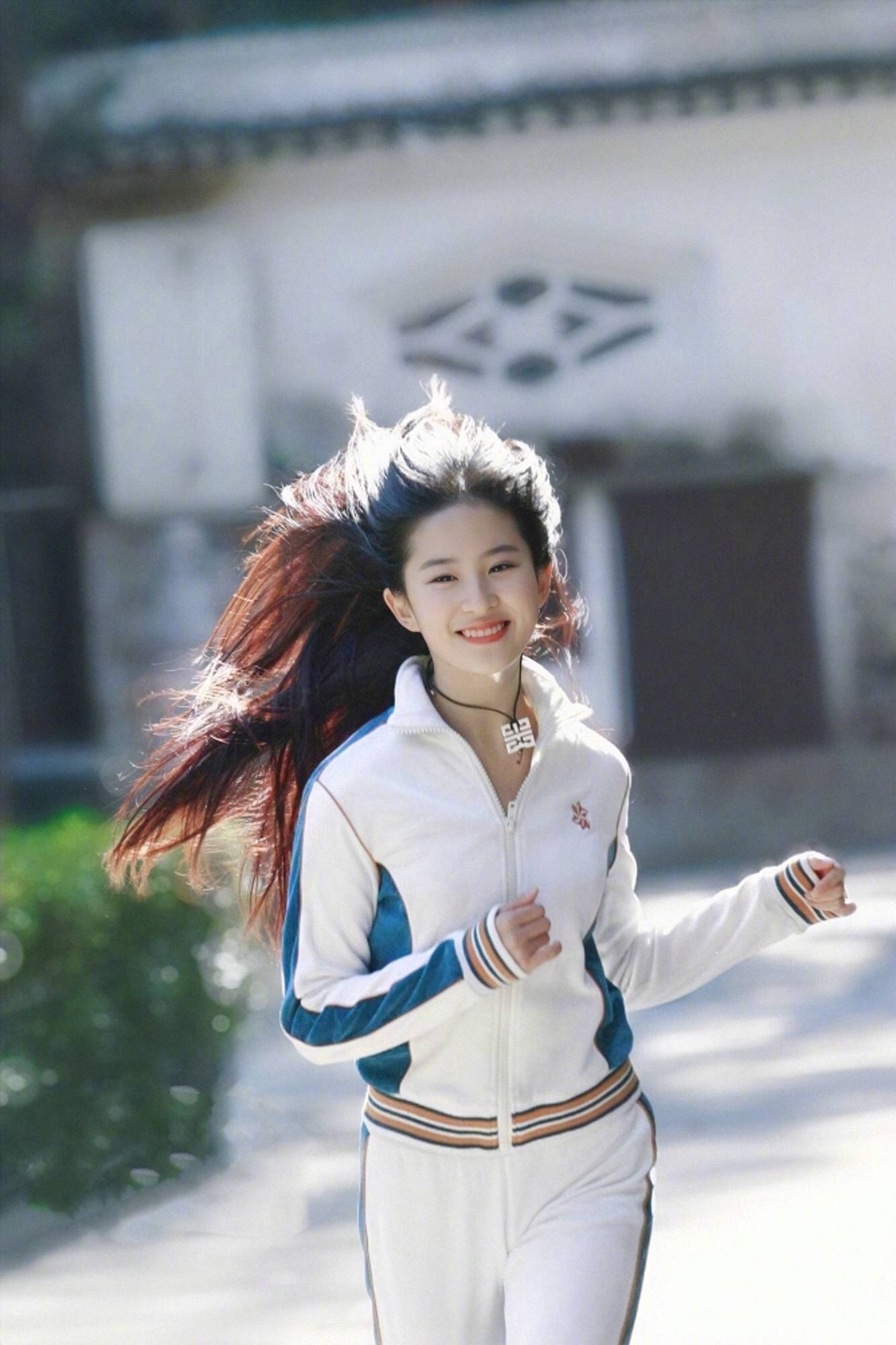 刘亦菲运动装旧照曝光,甩头发奔跑笑起来青春阳光!