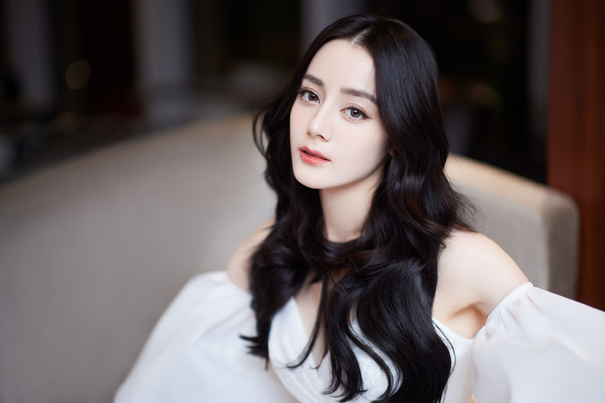 热巴真的太绝了,白色仙女裙造型温柔淡雅,红裙又明艳动人……__财经