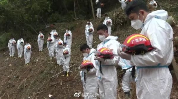 全场脱帽肃立,鸣笛致哀休闲区蓝鸢梦想 - Www.slyday.coM 全场脱帽肃立,鸣笛致哀休闲区蓝鸢梦想 - Www.slyday.coM