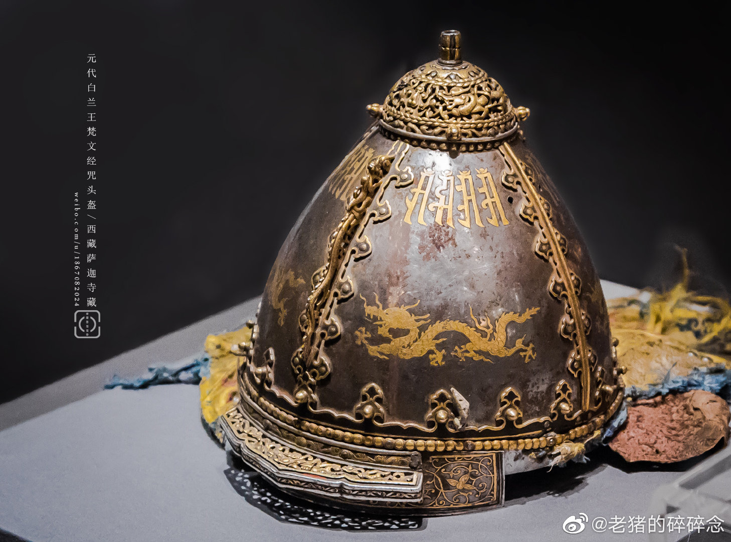 9 郎世宁绘制的《乾隆皇帝大阅图》中,乾隆头戴累丝鎏金貂缨胄头盔