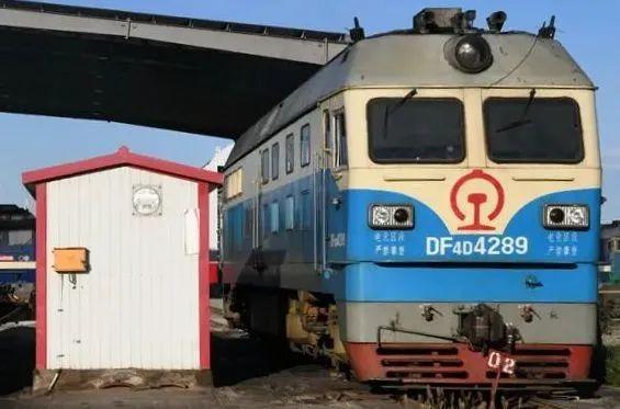 火车头是怎么加油的呢