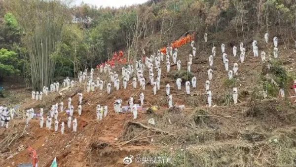 全场脱帽肃立,鸣笛致哀休闲区蓝鸢梦想 - Www.slyday.coM 全场脱帽肃立,鸣笛致哀休闲区蓝鸢梦想 - Www.slyday.coM