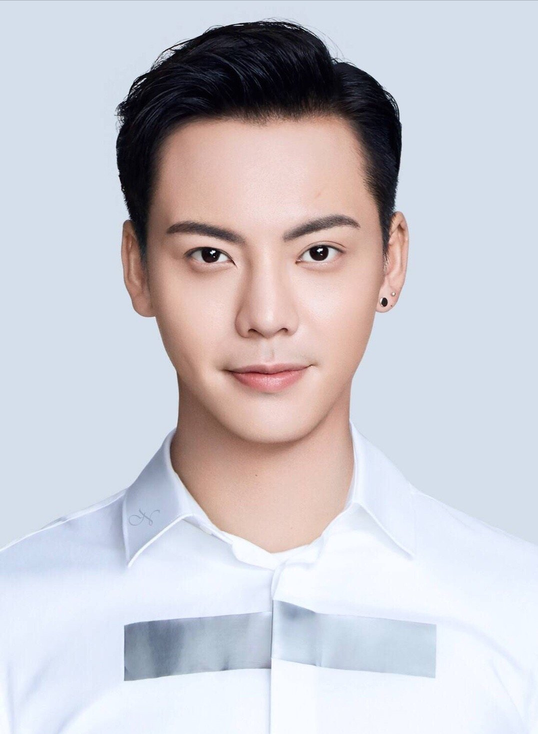 正文  在出道前就是校草的李易峰证件照也不让人失望,大眼睛和高挺的