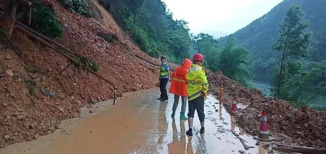 【警徽闪耀抗洪防汛一线】贵州公安:风雨中坚守的“浇”警,致敬最勇敢的“逆行者”休闲区蓝鸢梦想 - Www.slyday.coM 【警徽闪耀抗洪防汛一线】贵州公安:风雨中坚守的“浇”警,致敬最勇敢的“逆行者”休闲区蓝鸢梦想 - Www.slyday.coM