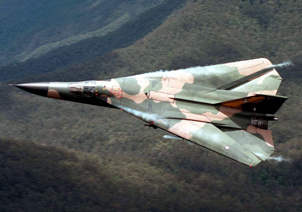 美国激进采用新的技术,研发出第一款可变后掠翼飞机-f111