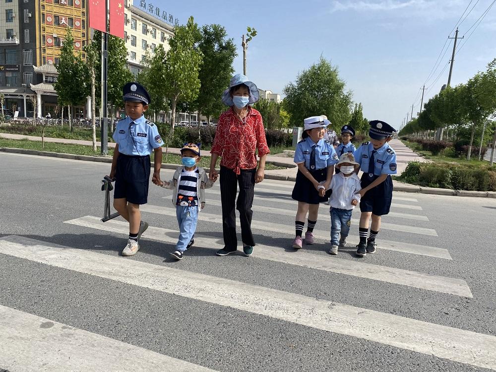 兵团最萌"小交警"给您送来了交通安全大礼包|交通安全|交警|交通_新浪