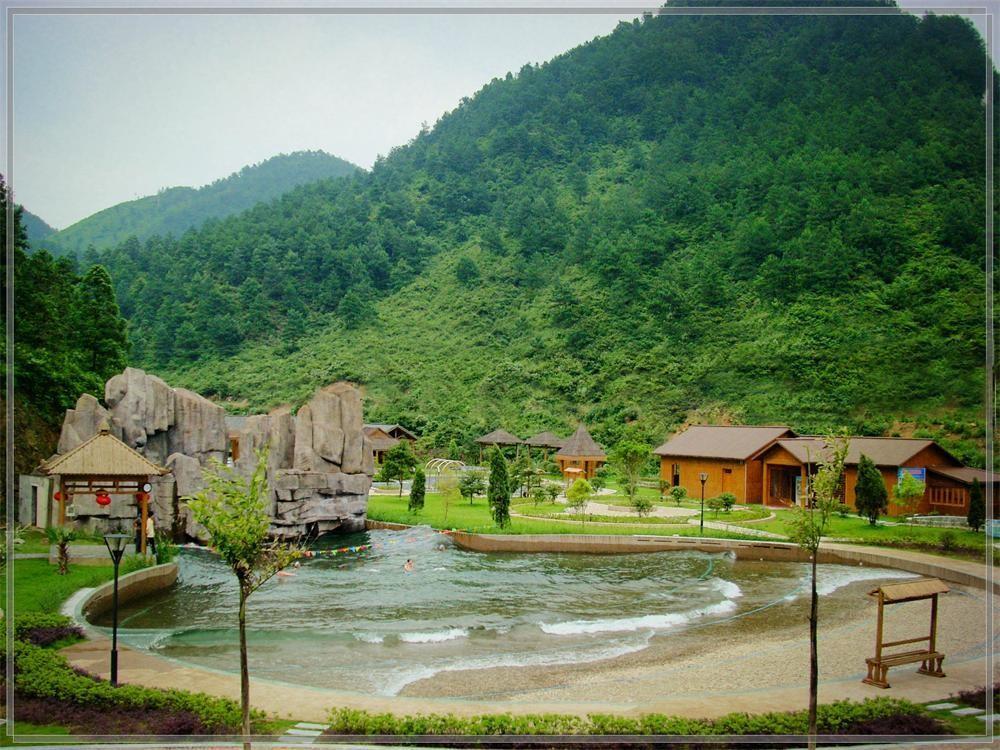 平乐仙家温泉景区仙家温泉位于桂林平乐县源头镇高龙村,分布在区域性