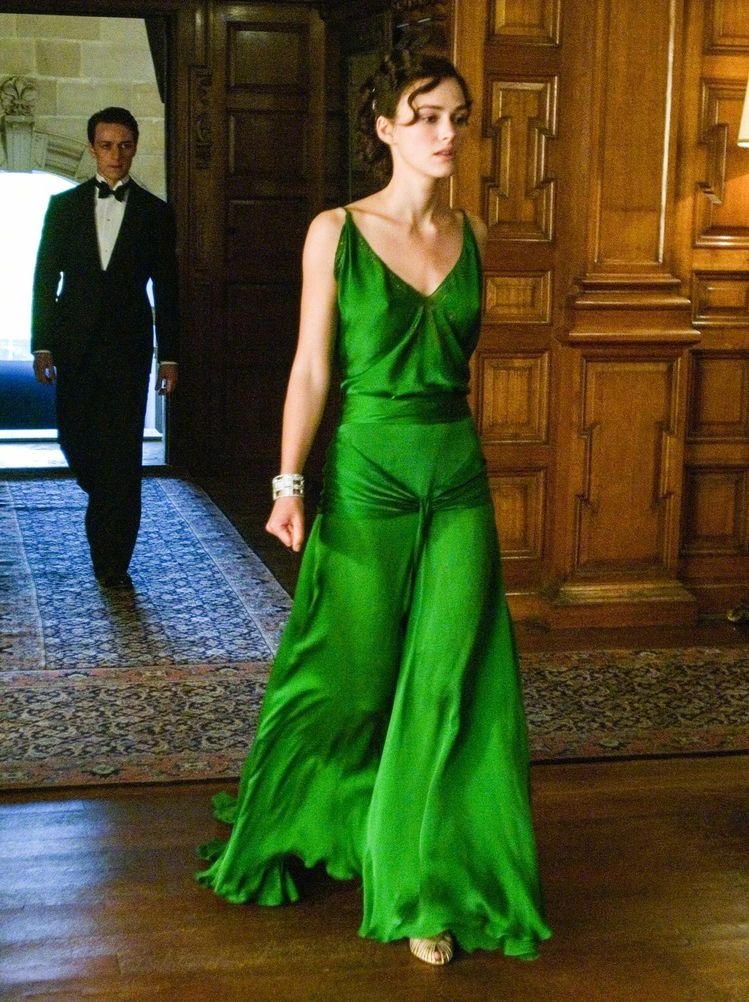 凯拉·奈特莉在电影《赎罪》里穿的这件绿色露背真丝礼服