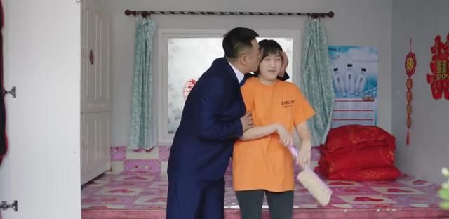 遭到宋青莲的拒绝后,宋晓峰二话不说,展开了强烈攻势,上去就是一口