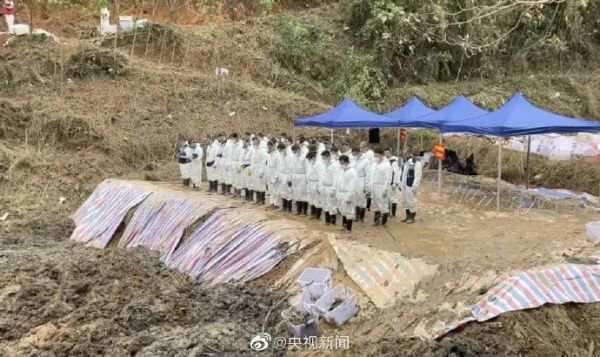 全场脱帽肃立,鸣笛致哀休闲区蓝鸢梦想 - Www.slyday.coM 全场脱帽肃立,鸣笛致哀休闲区蓝鸢梦想 - Www.slyday.coM