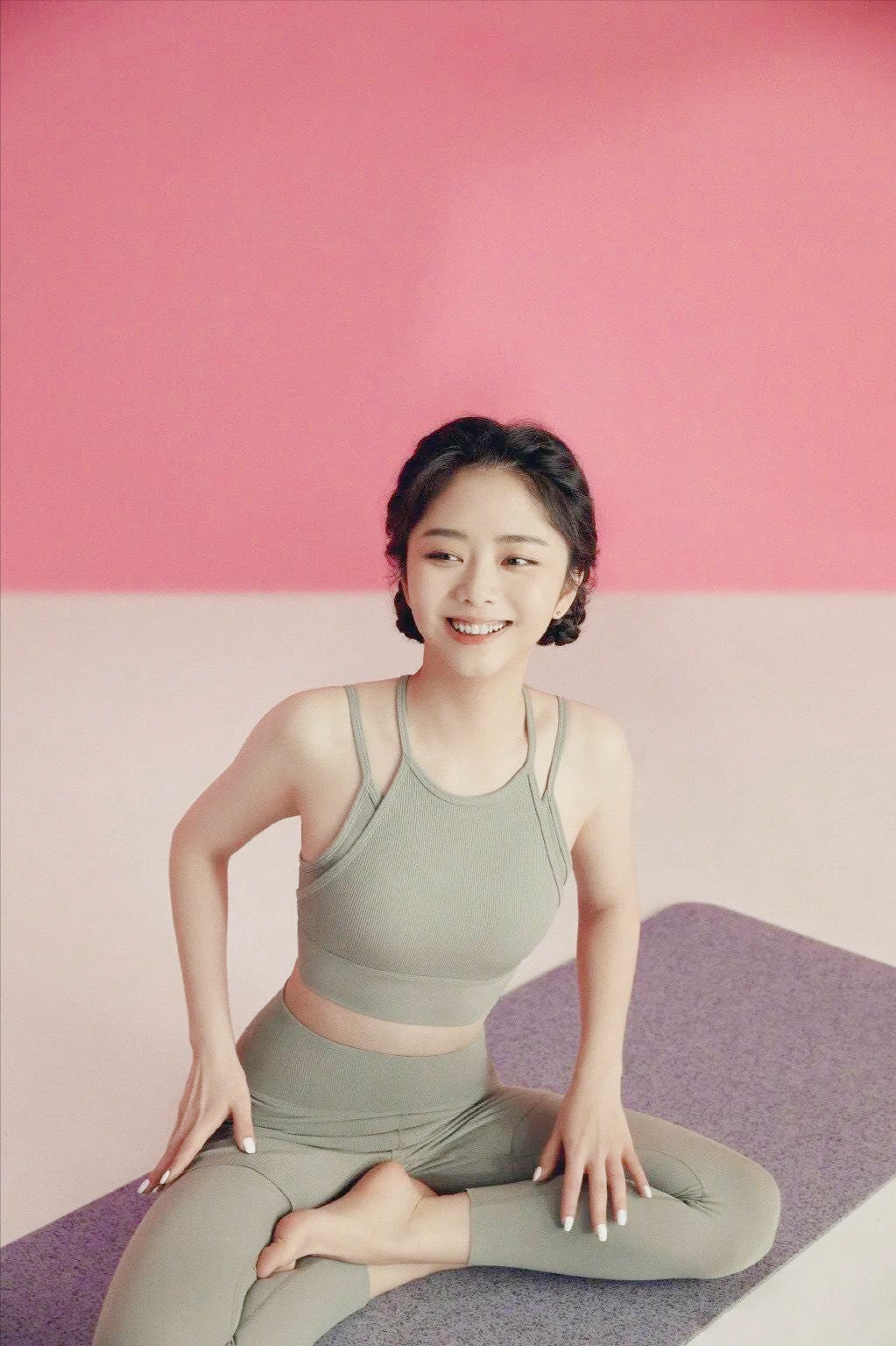 谭松韵身着紧身健美裤亮相热爱运动的小姐姐