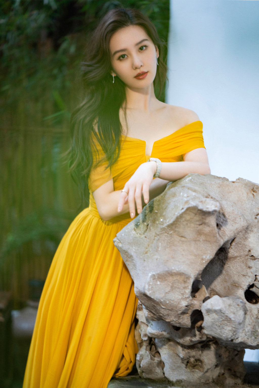 刘诗诗身着黄色长裙,真的是美极了!_高清图集_新浪网