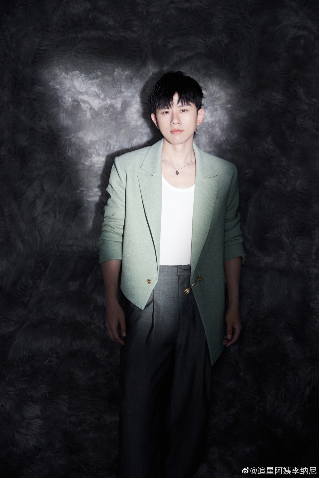 张杰绿西装清爽干净帅气十足