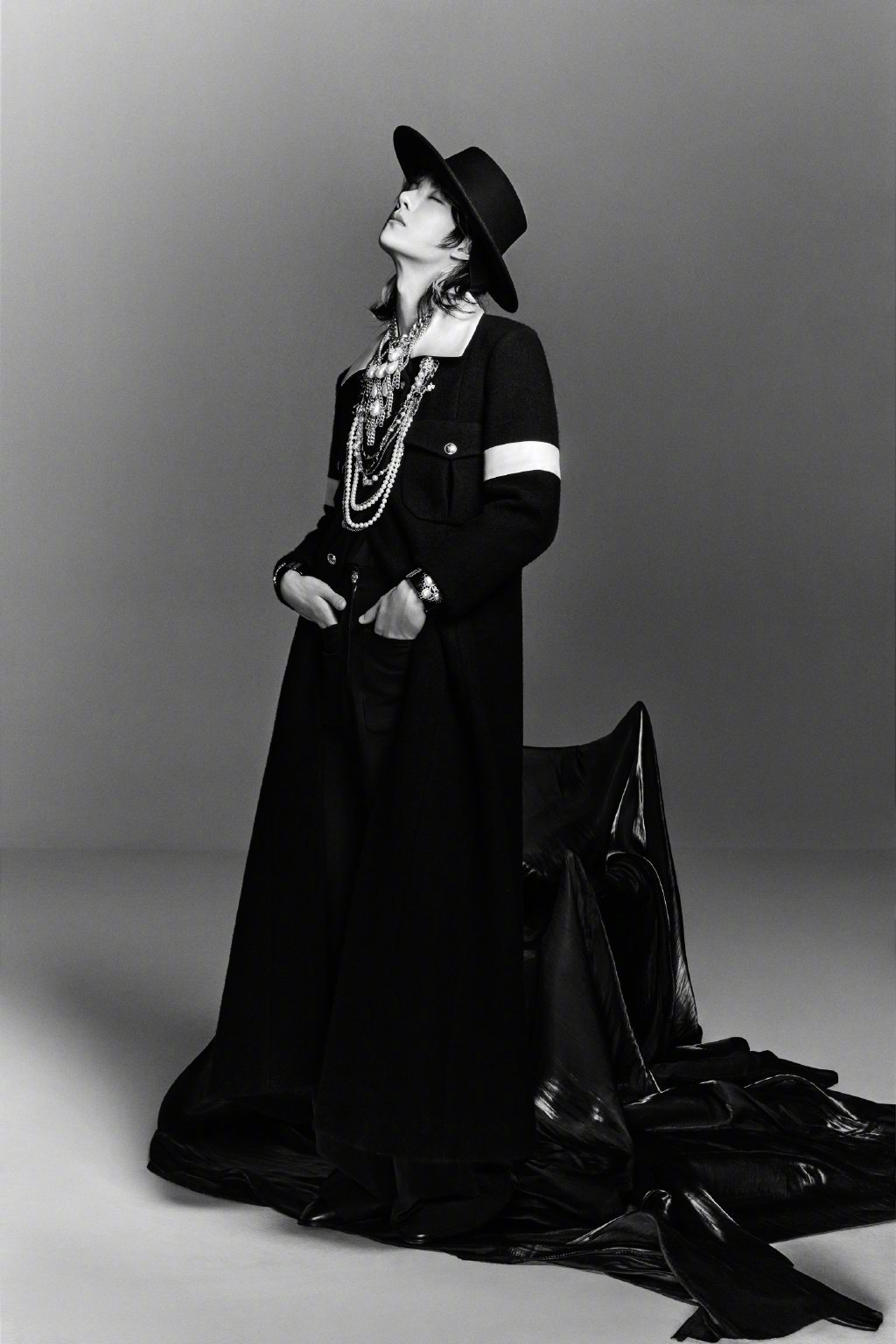 王一博身着黑色长大衣搭配圆礼帽