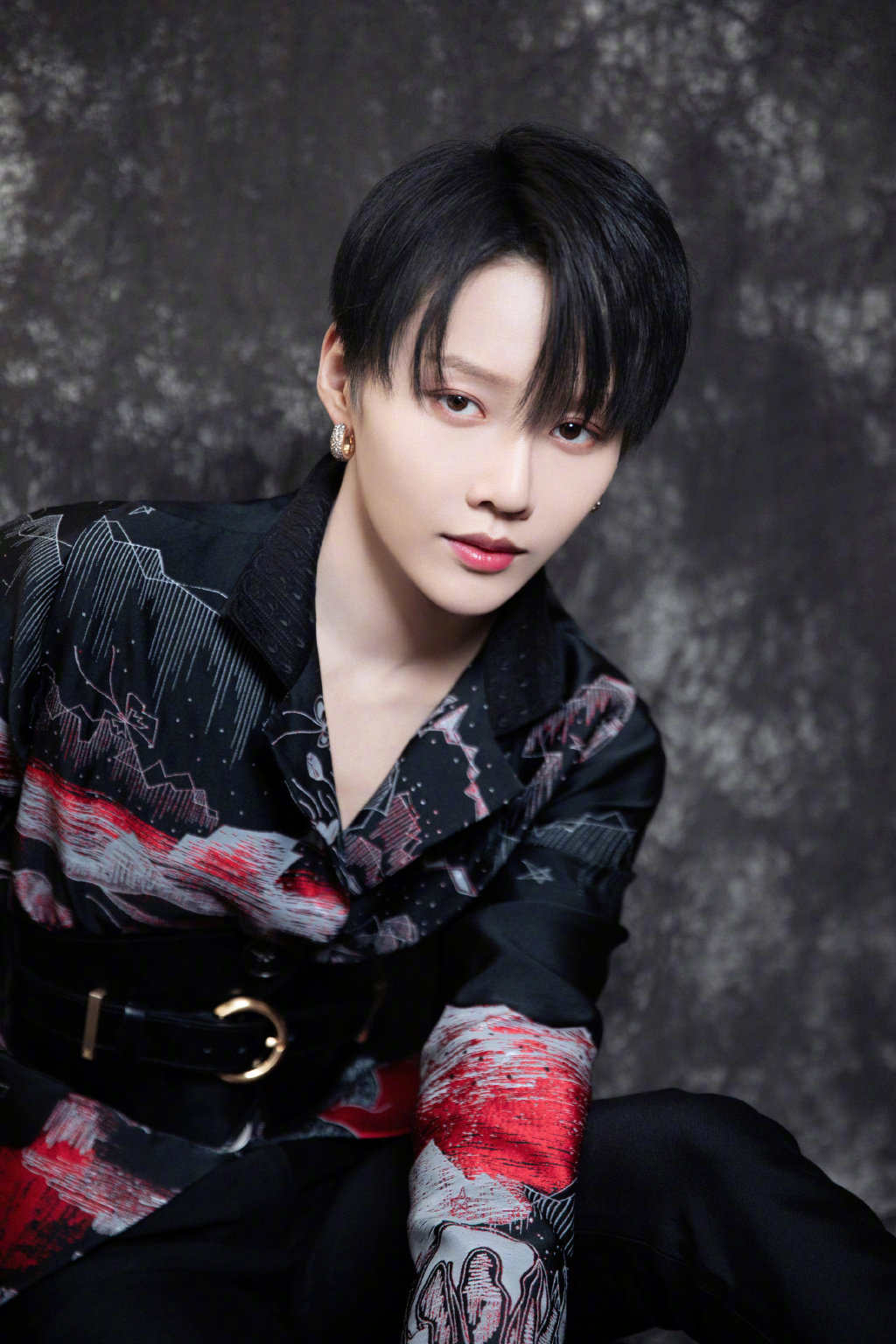 刘雨昕新国风造型出镜雅致的艺术印花硬朗的皮革腰封