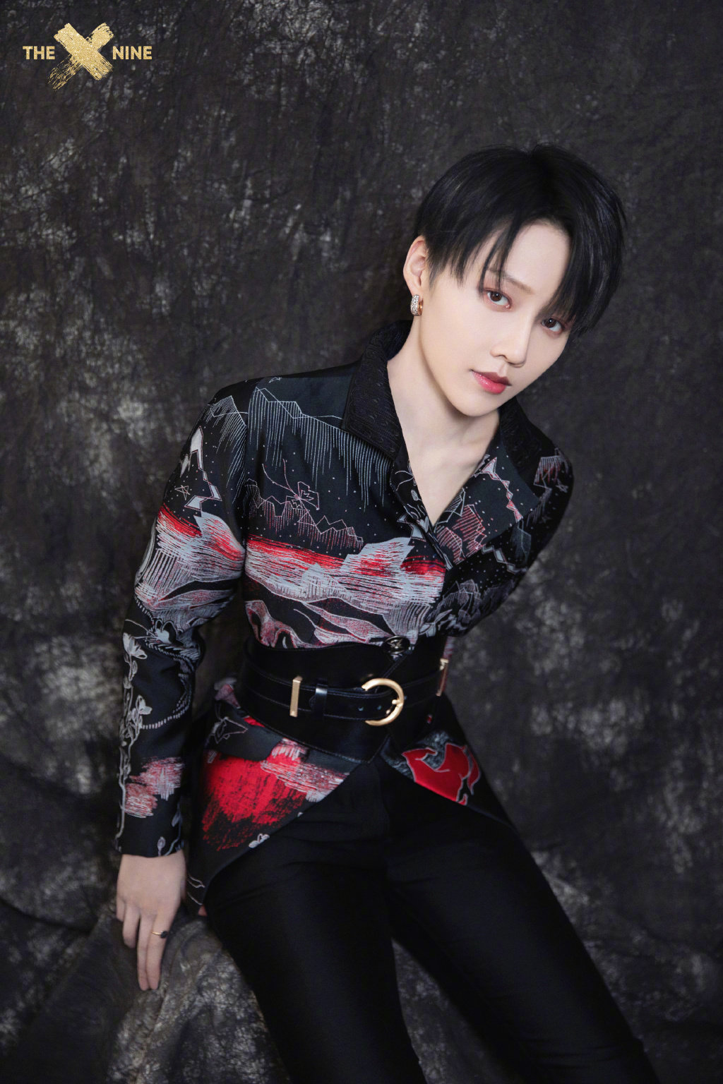 刘雨昕新国风造型出镜雅致的艺术印花硬朗的皮革腰封