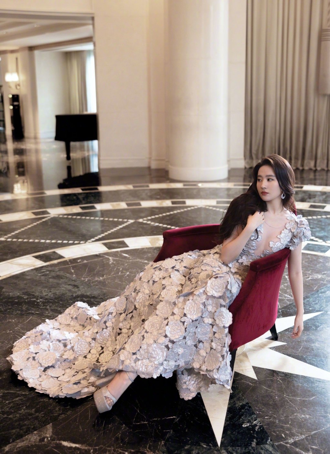 刘亦菲最新活动造型|身着georges chakra银色立体花朵礼服……__财经