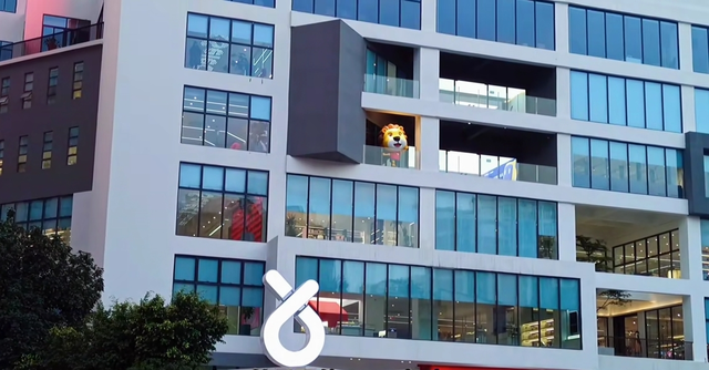 辛巴直播基地白天晚上真实场景豪车随处可见