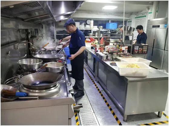 500份热乎盒饭从这所学校食堂紧急送到防汛救援人员手中!