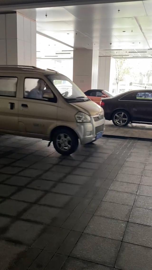 郑州正弘城一楼停车位非豪车不能停商场回应