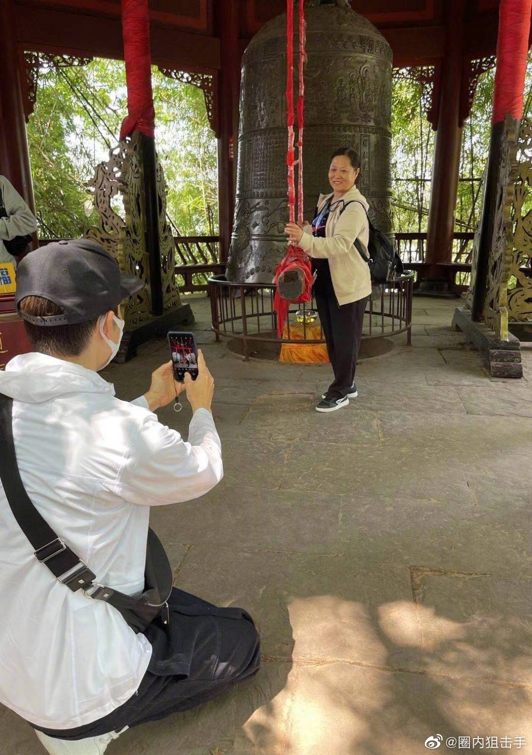 哈哈哈钟汉良好接地气啊 还帮人拍照,哇哥的拍照技术如何啊