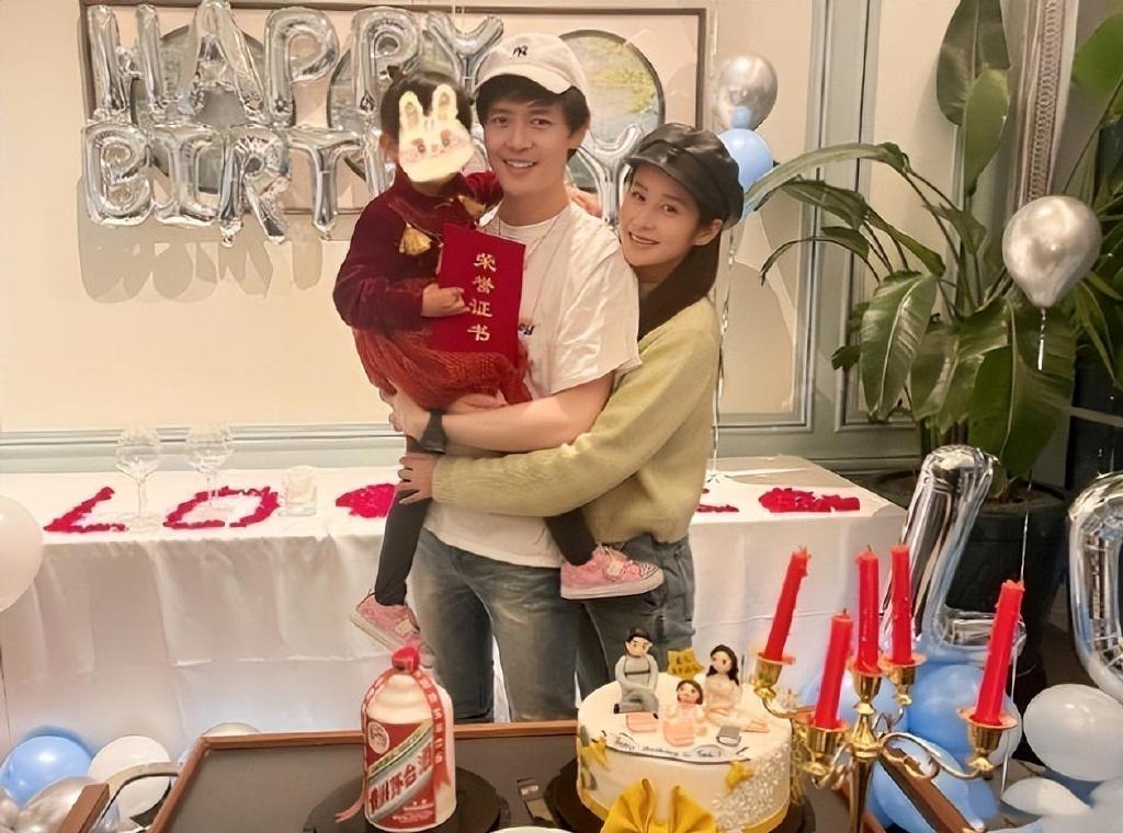 颖儿晒春节聚餐照,女儿小月亮手绘一家四口抢镜|颖儿|小月亮|付辛博
