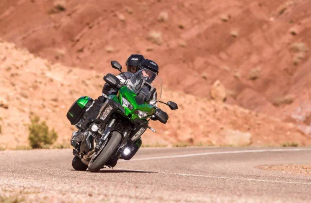 川崎发布新款公升级四缸休旅versys 1000