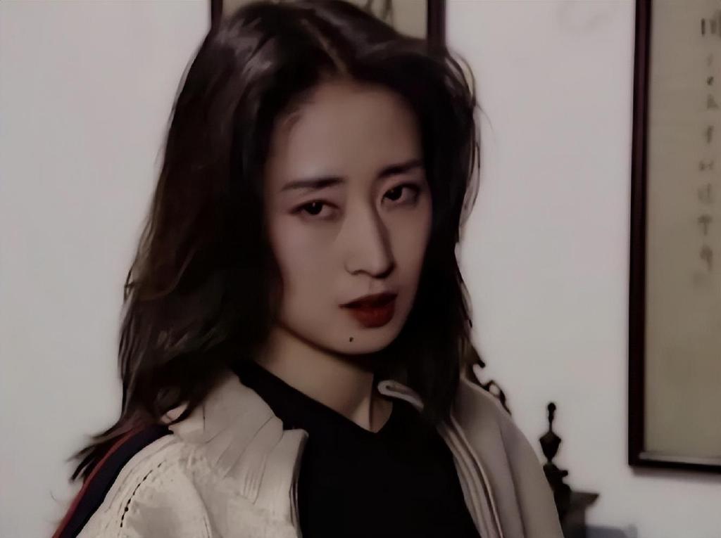 46岁刘敏涛被拍与男子车内激吻,失婚八年独养女儿__财经头条