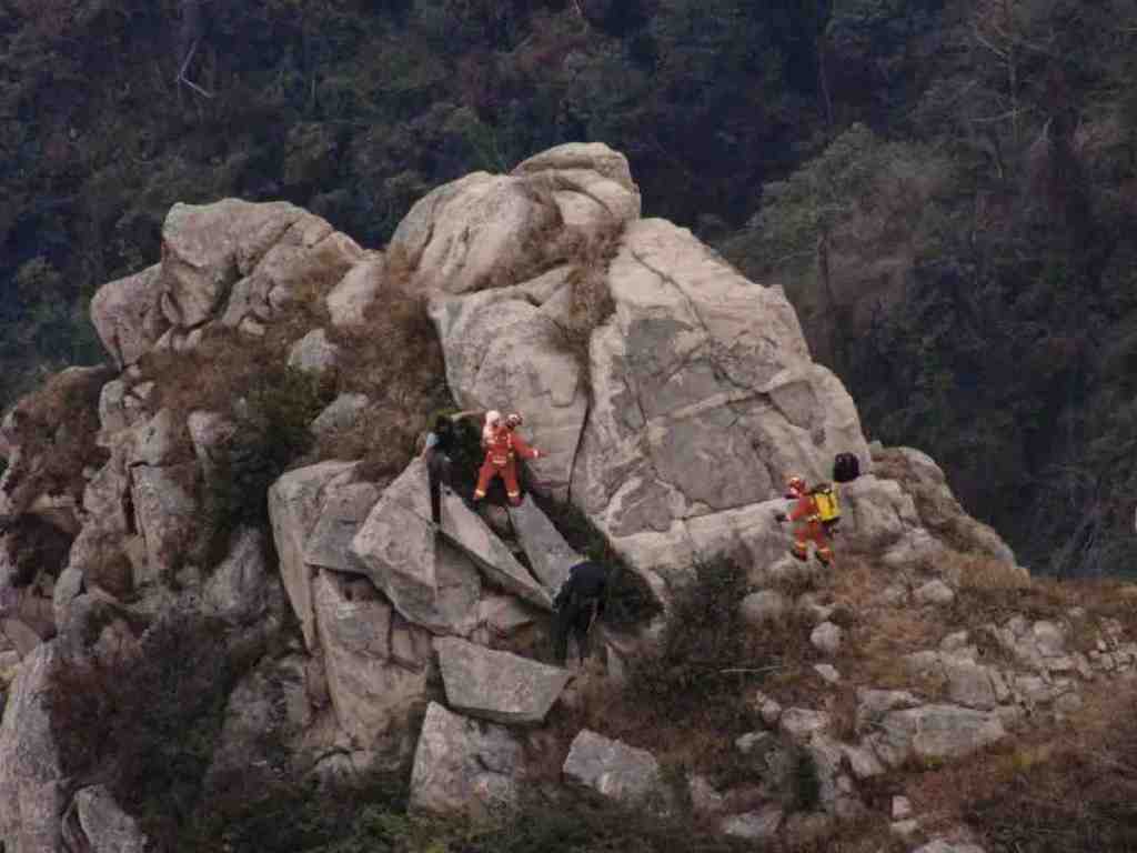 男子带4岁半孩子翻山进景区被困休闲区蓝鸢梦想 - Www.slyday.coM