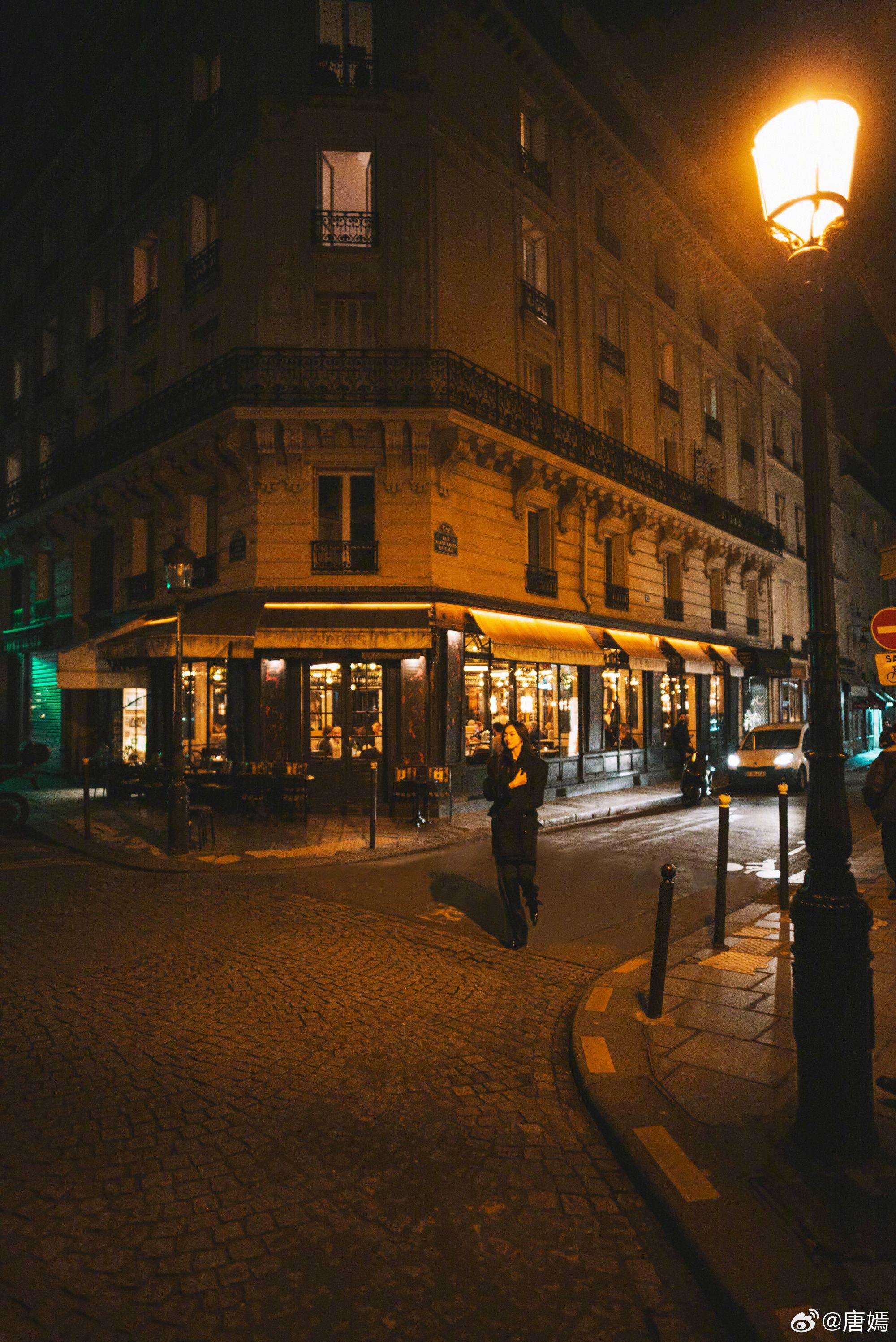唐嫣晒巴黎街拍,夜幕降临 巴黎街头,惬意舒适,好温柔啊