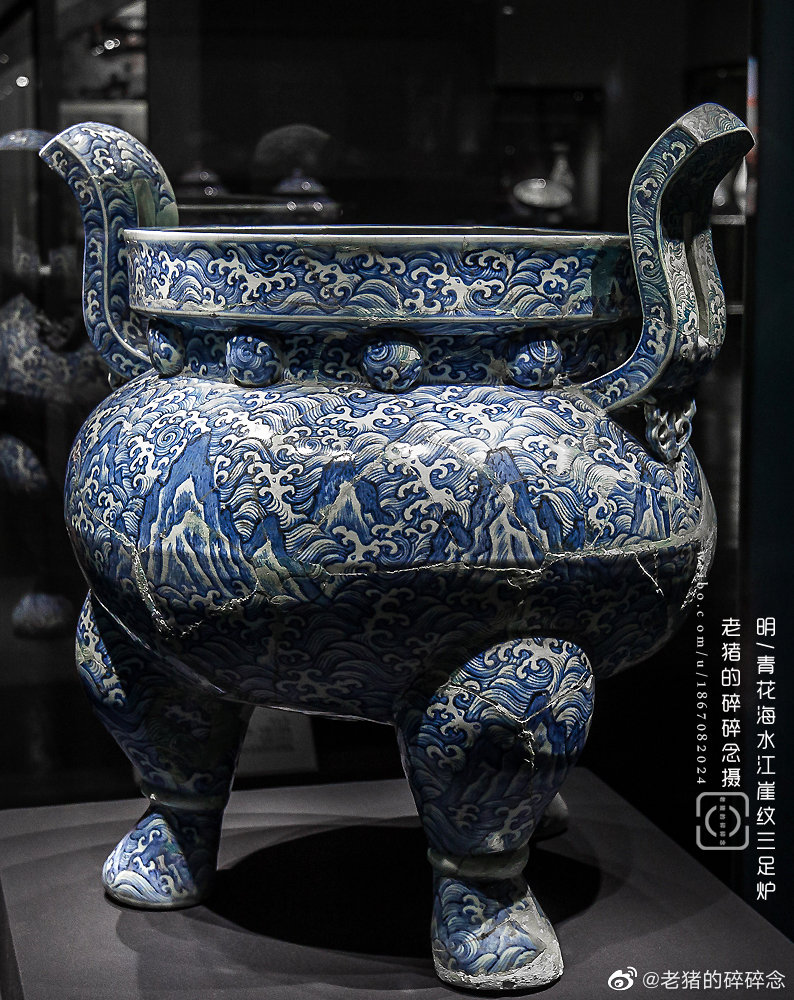国家宝藏出场的故宫博物院"青花海水江崖纹三足炉"其实当时有三件