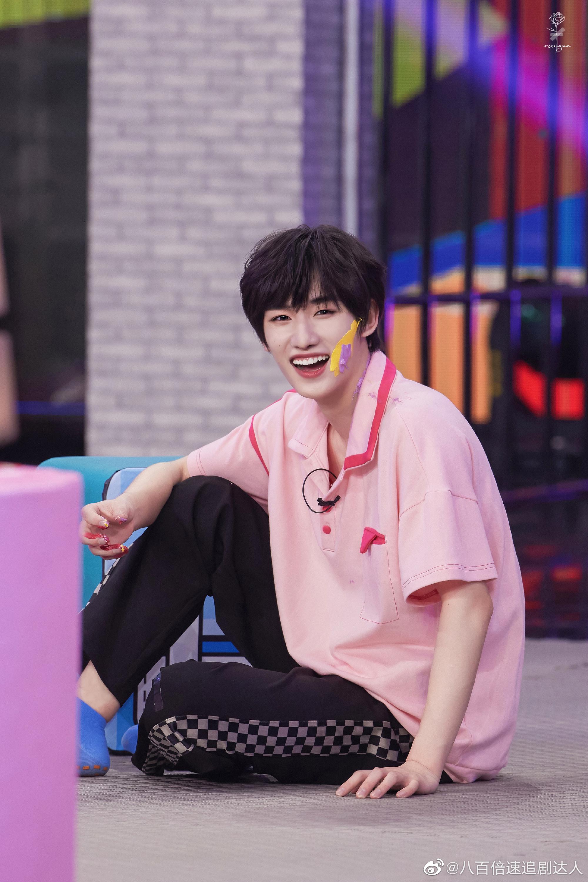 今晚的快乐大本营丁程鑫首次以快乐家族的身份亮相