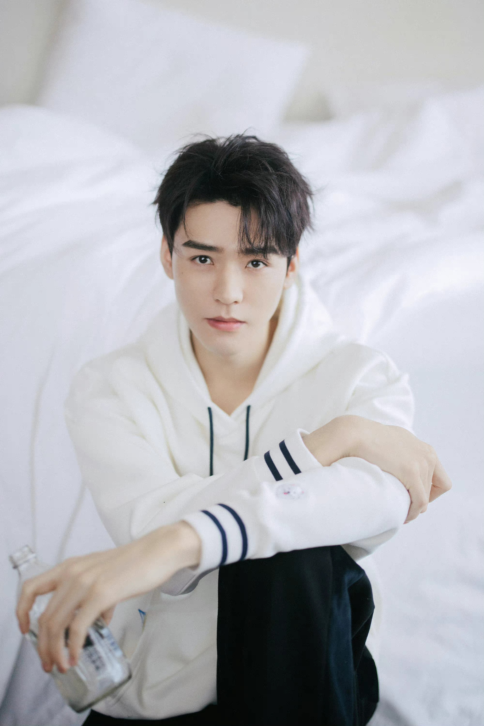 龚俊白色卫衣随拍写真～ 清爽少年感的俊子好帅