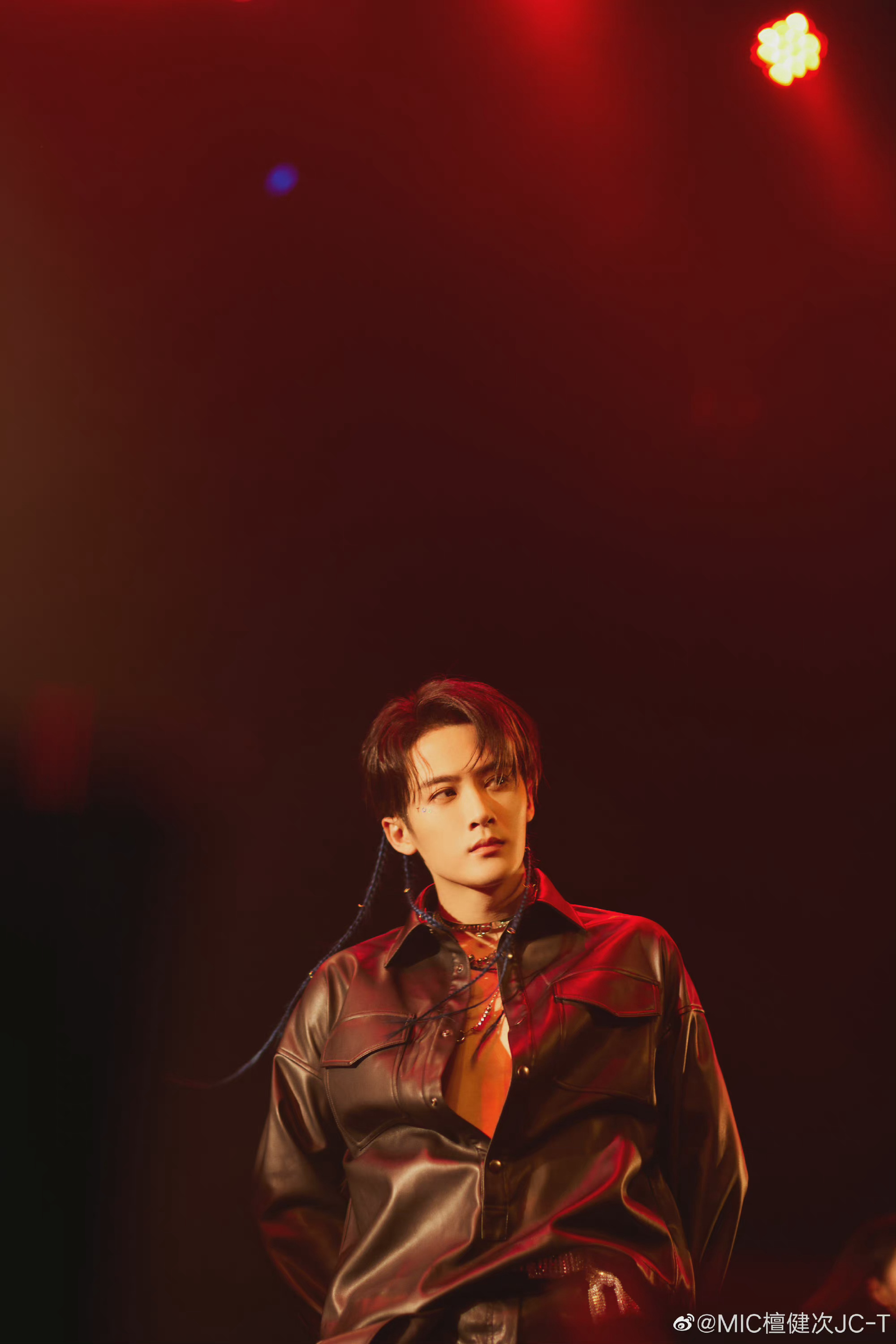 檀健次晒庆生照红衣舞台真的氛围感满满