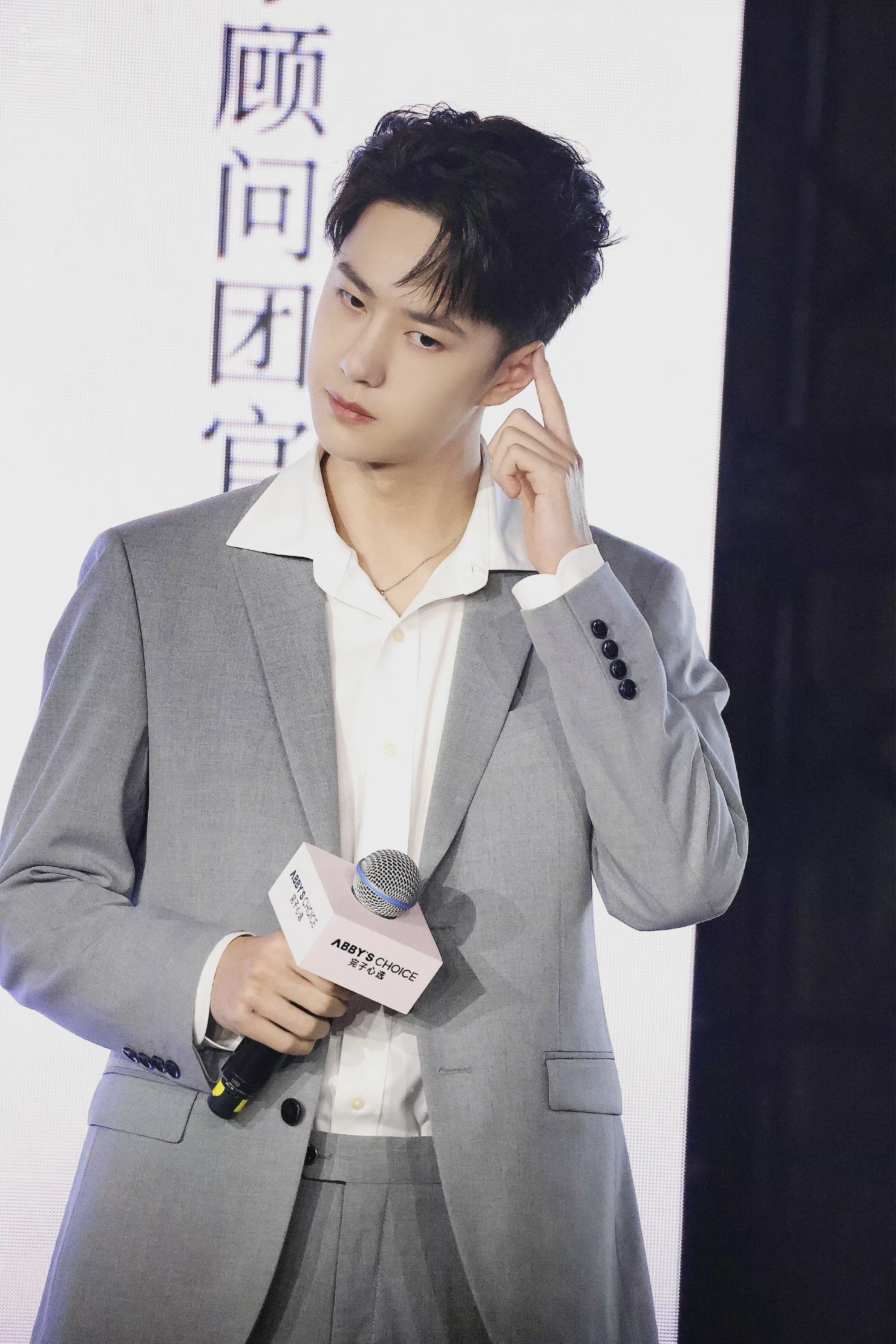 王一博今日活动饭拍图薄荷绿西装清爽帅气又酷又奶好贵气