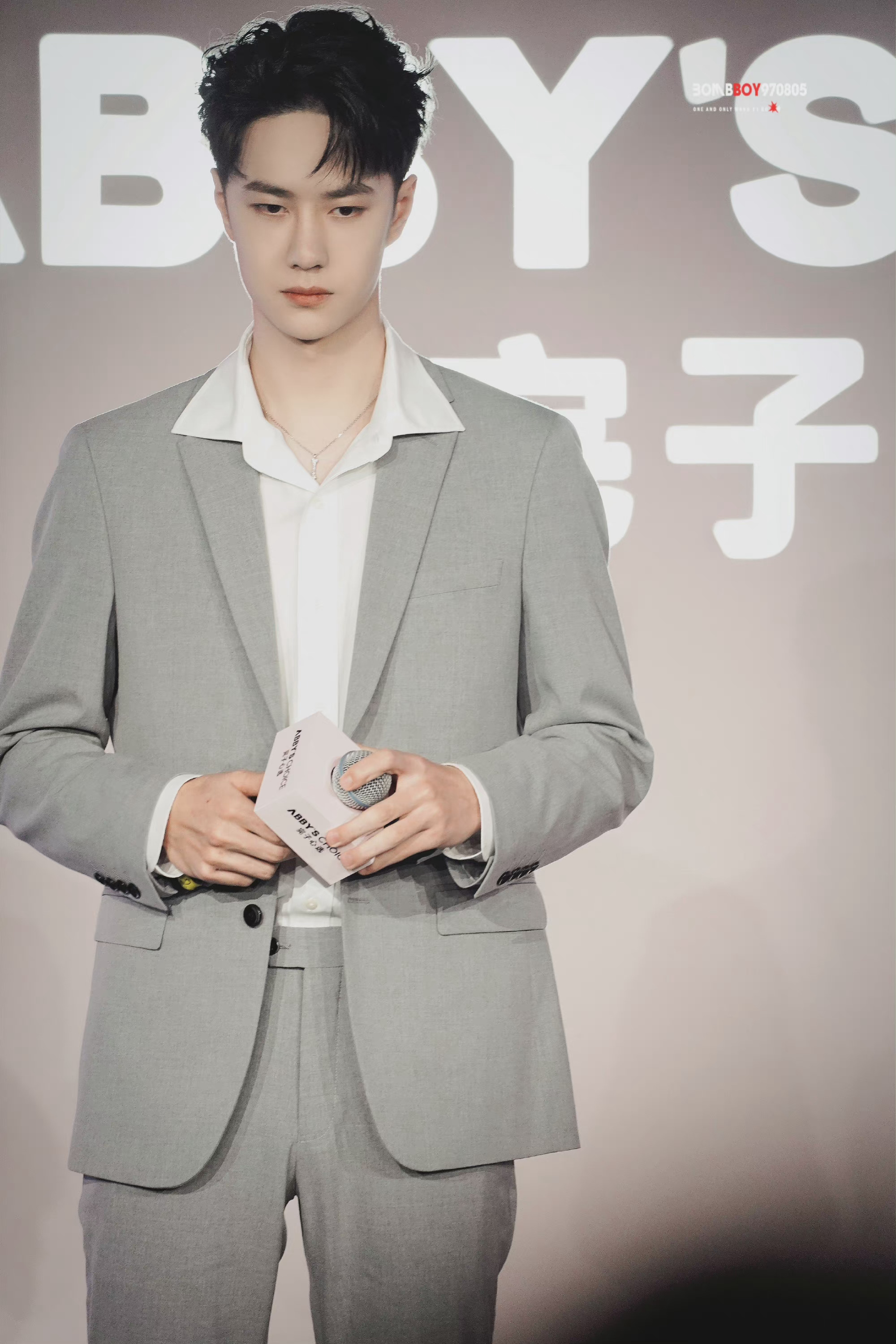 王一博今日活动饭拍图薄荷绿西装清爽帅气又酷又奶好贵气