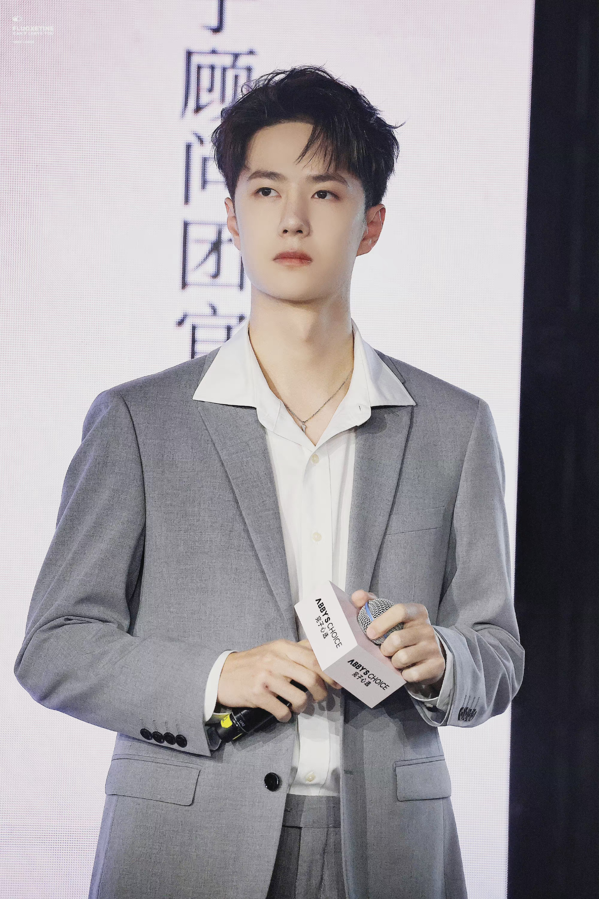 王一博今日活动饭拍图薄荷绿西装清爽帅气又酷又奶好贵气