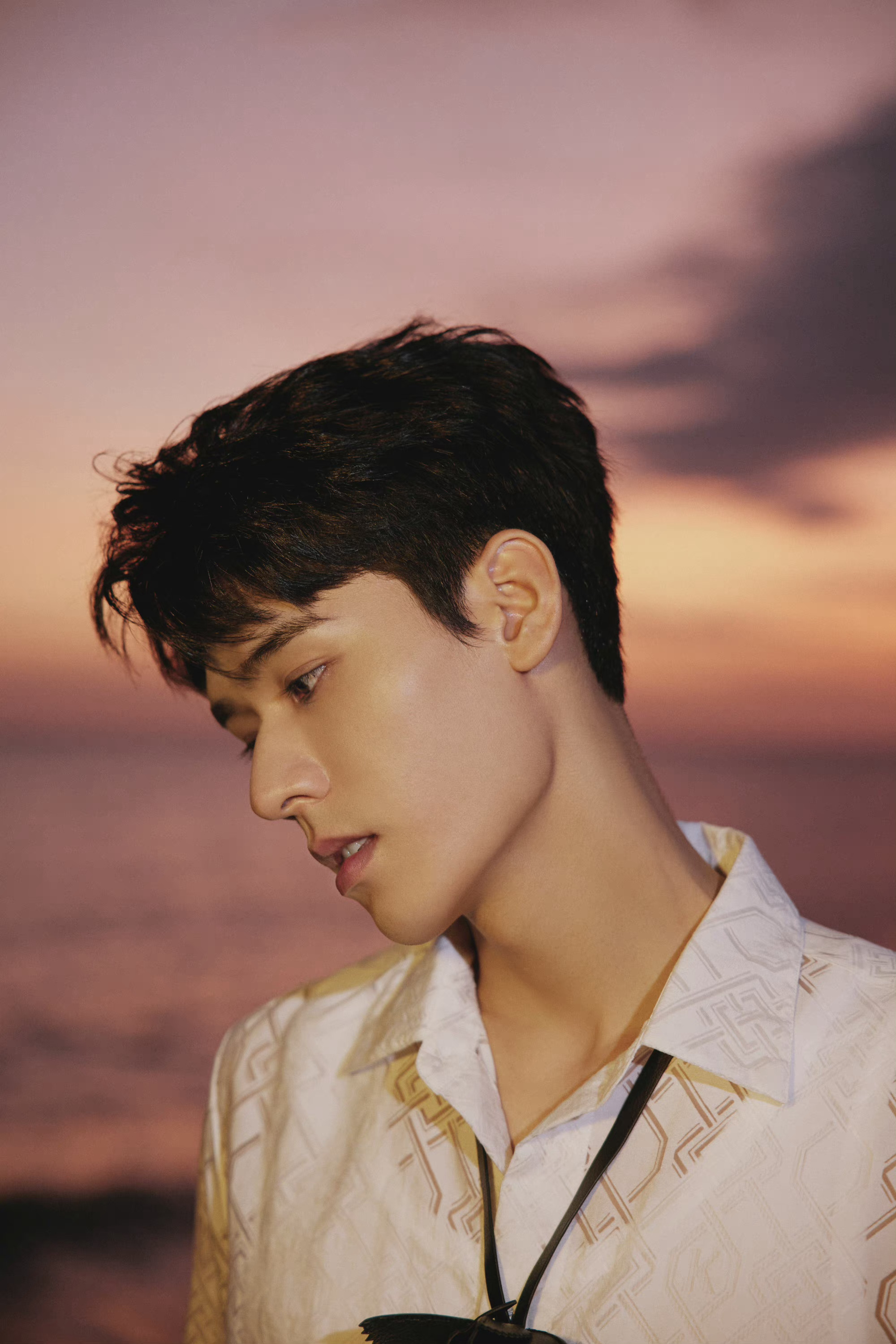 龚俊海边白西装大片粉丝饭拍侧颜精致白到发光呐