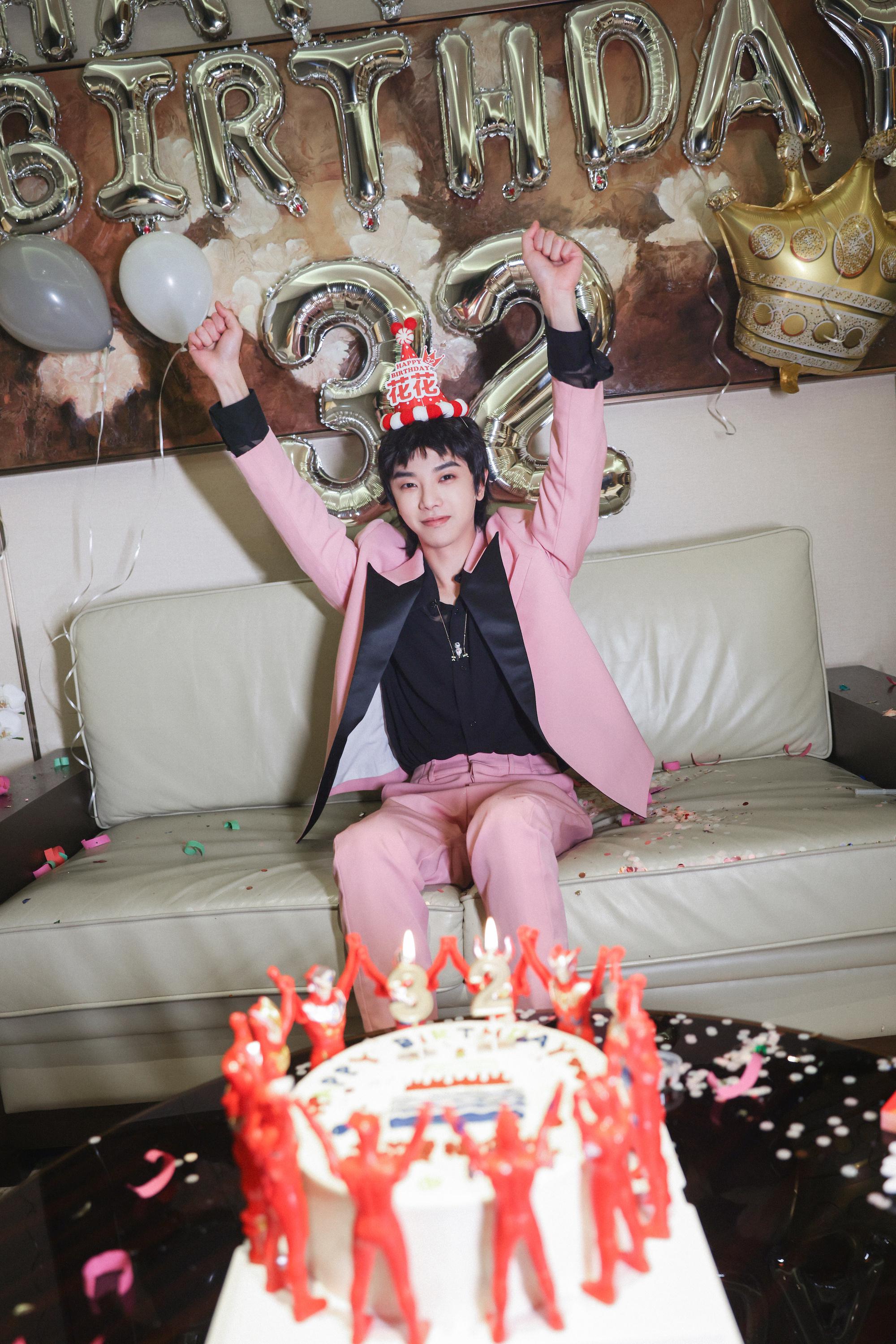 华晨宇生日花絮照 身穿粉色西装的可爱花花!_高清图集_新浪网