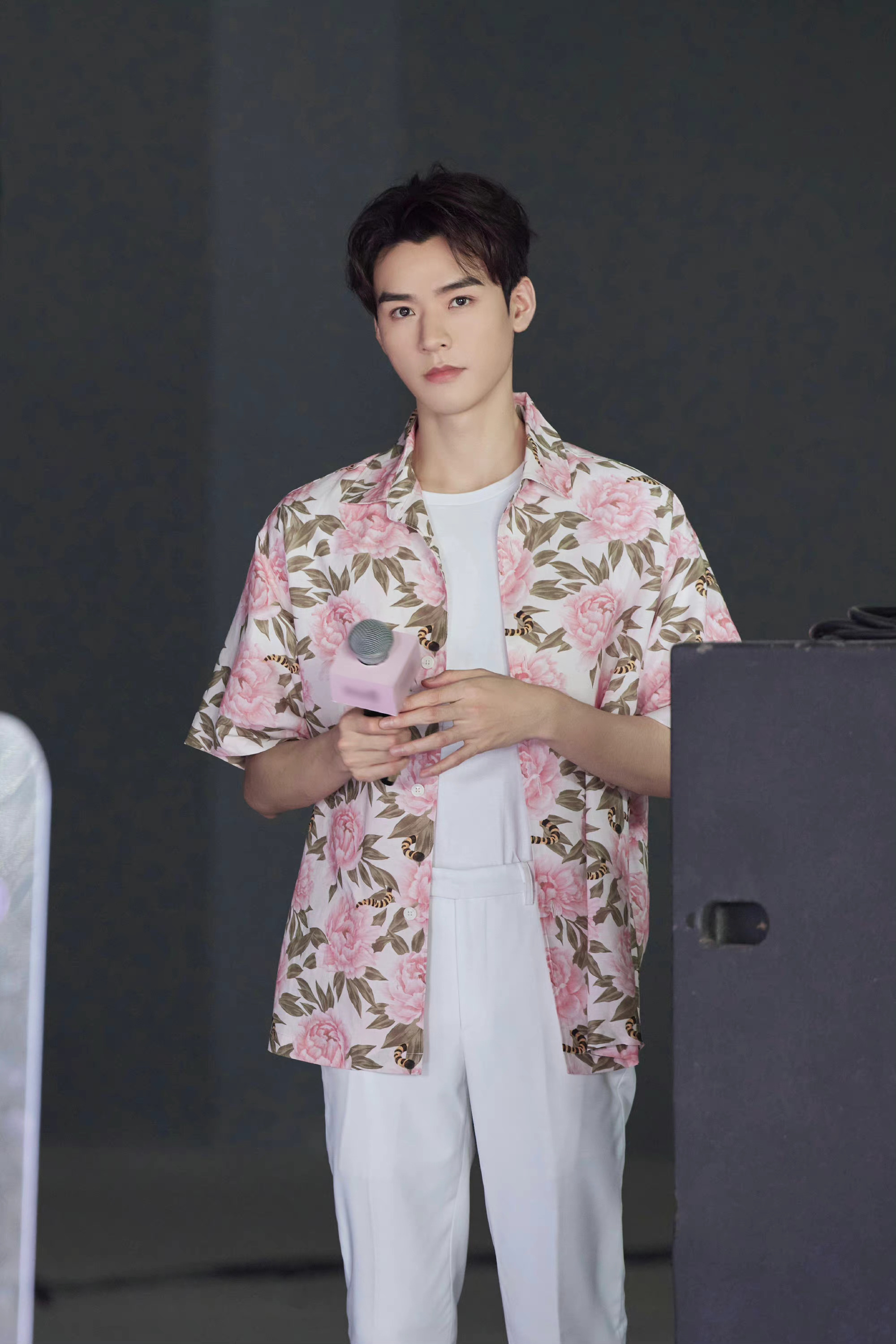 龚俊直播粉白花衬衫造型 俊子真的太适合穿花衬衫了吧,好帅