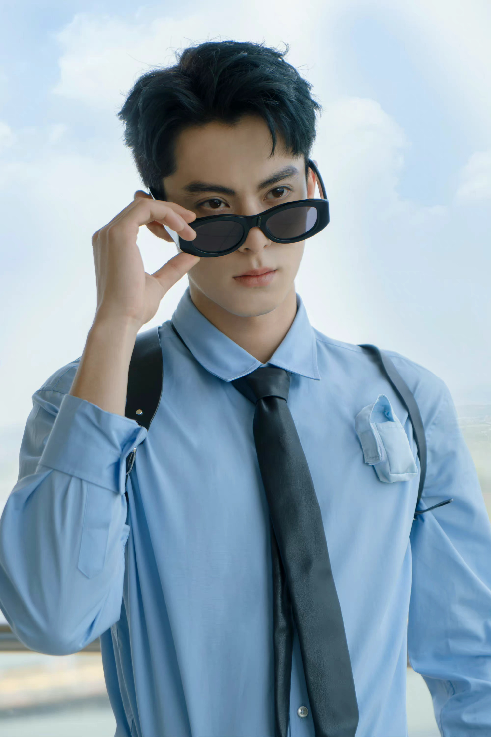 王鹤棣密逃墨镜西装造型最新照也太帅了吧制服yyds